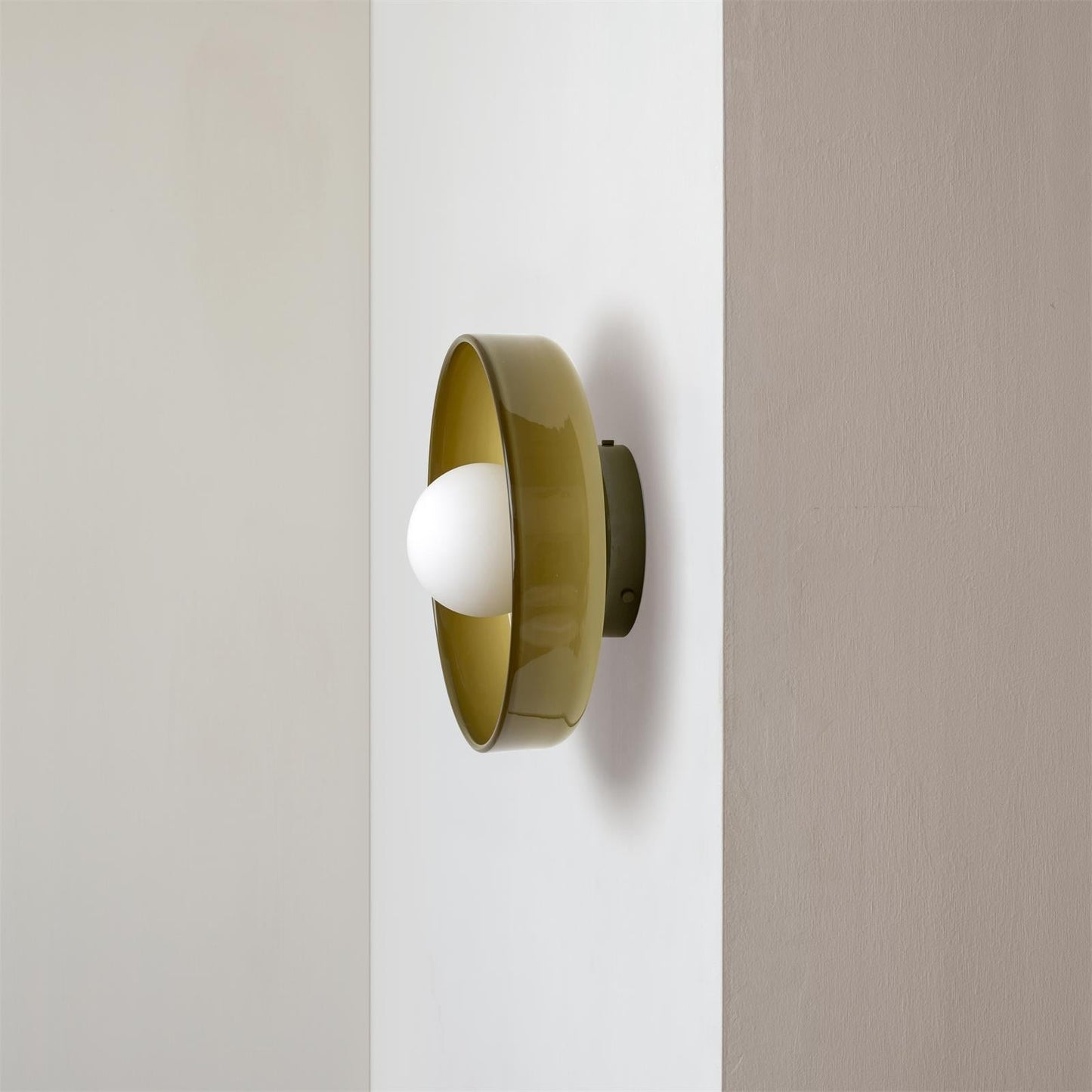 Ceiling and Wall Lamp Retro Round Shade with Globe Bulb