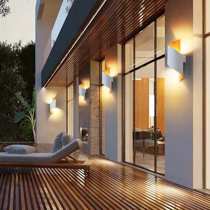 Modern Wall Lamp with Spiral Shape and Metal Body