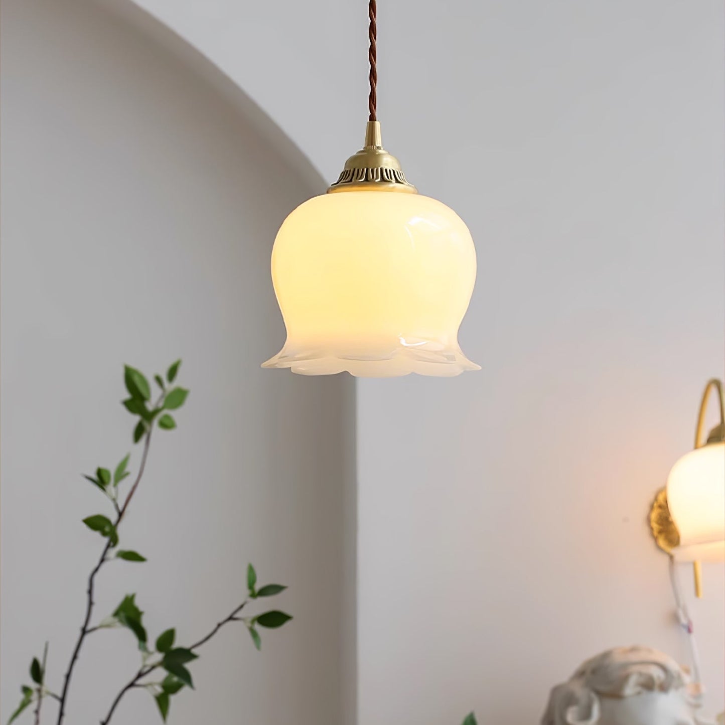 Pendant Lamp Vintage with Flower-Shaped Glass Shade and Brass Fitting
