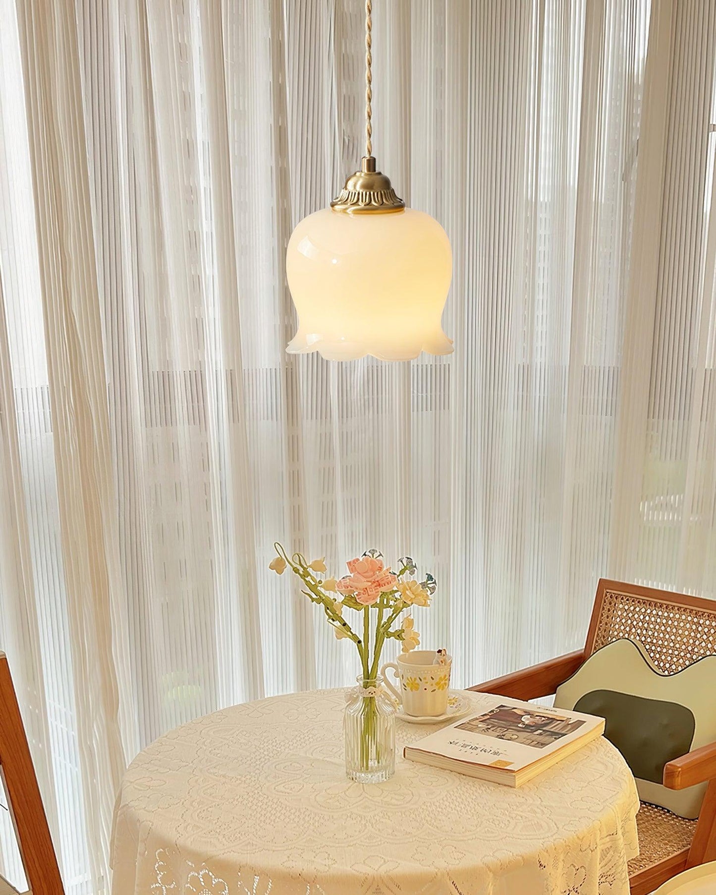 Pendant Lamp Vintage with Flower-Shaped Glass Shade and Brass Fitting