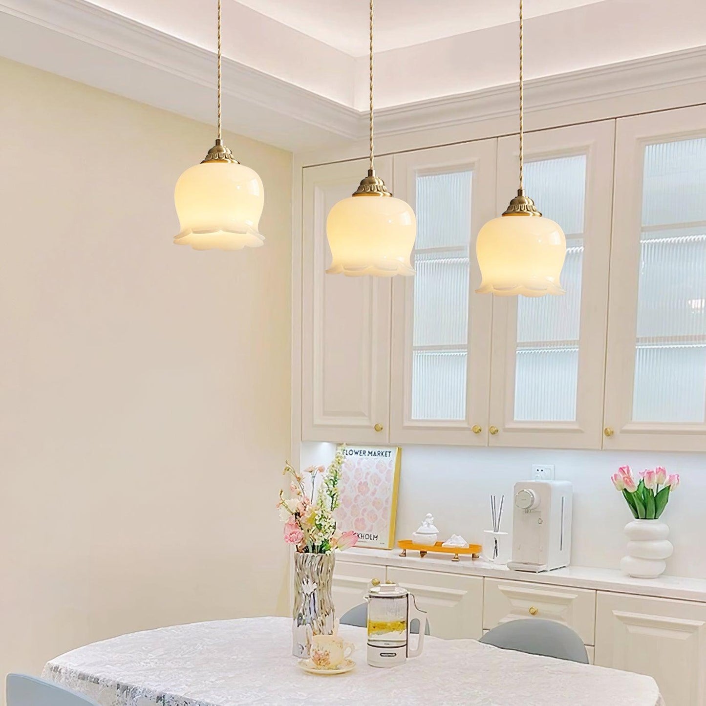 Pendant Lamp Vintage with Flower-Shaped Glass Shade and Brass Fitting
