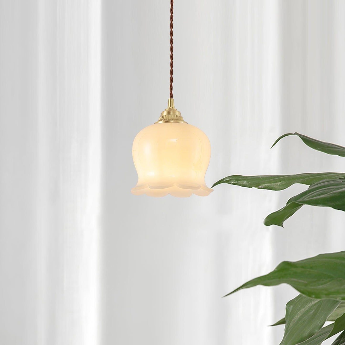 Pendant Lamp Vintage with Flower-Shaped Glass Shade and Brass Fitting