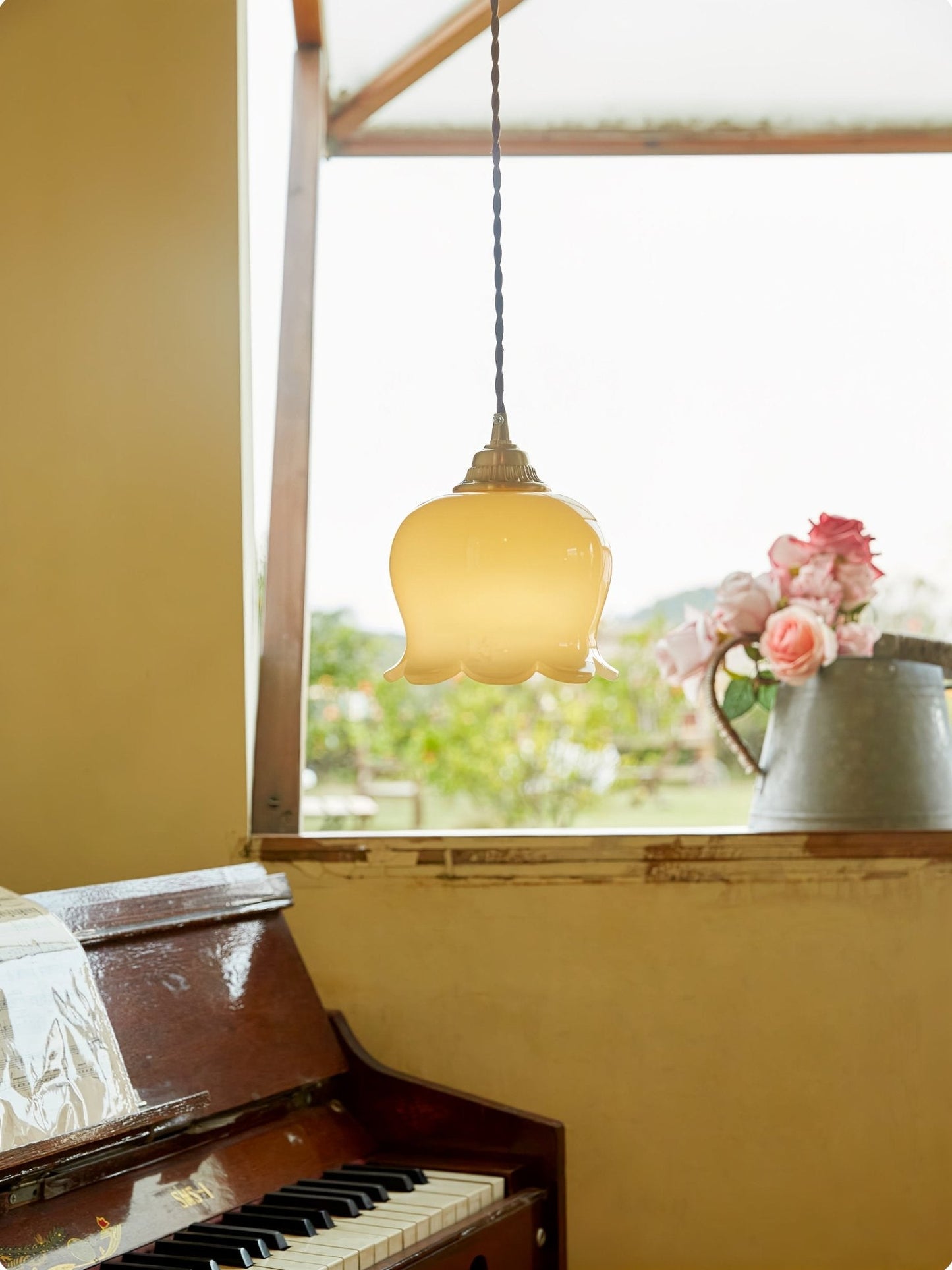 Pendant Lamp Vintage with Flower-Shaped Glass Shade and Brass Fitting