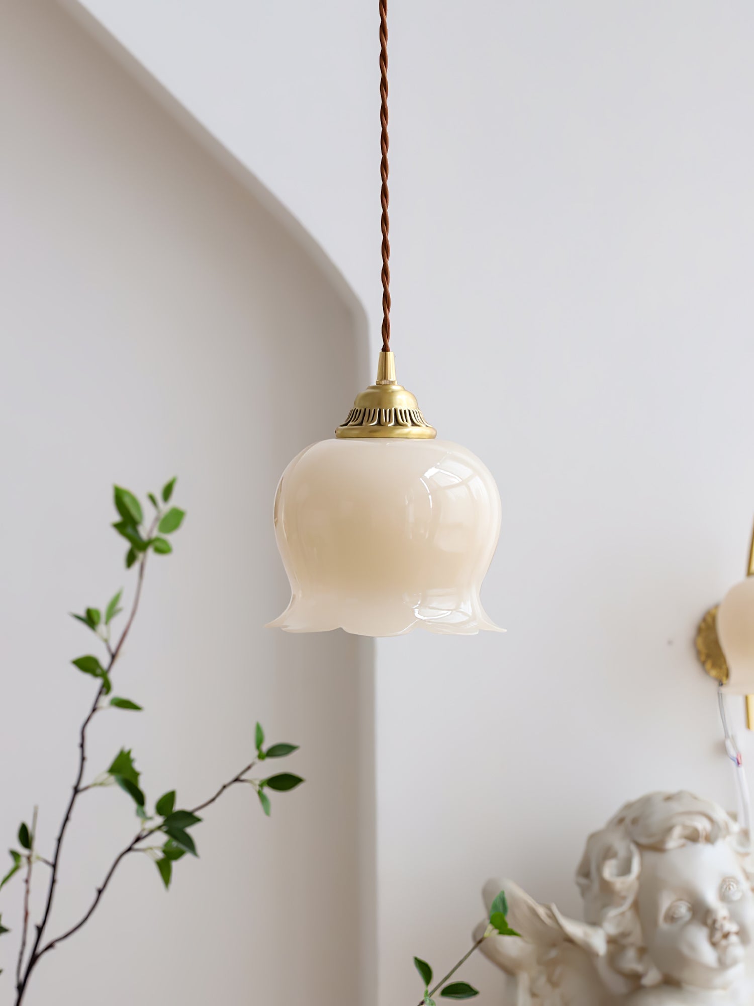 Pendant Lamp Vintage with Flower-Shaped Glass Shade and Brass Fitting