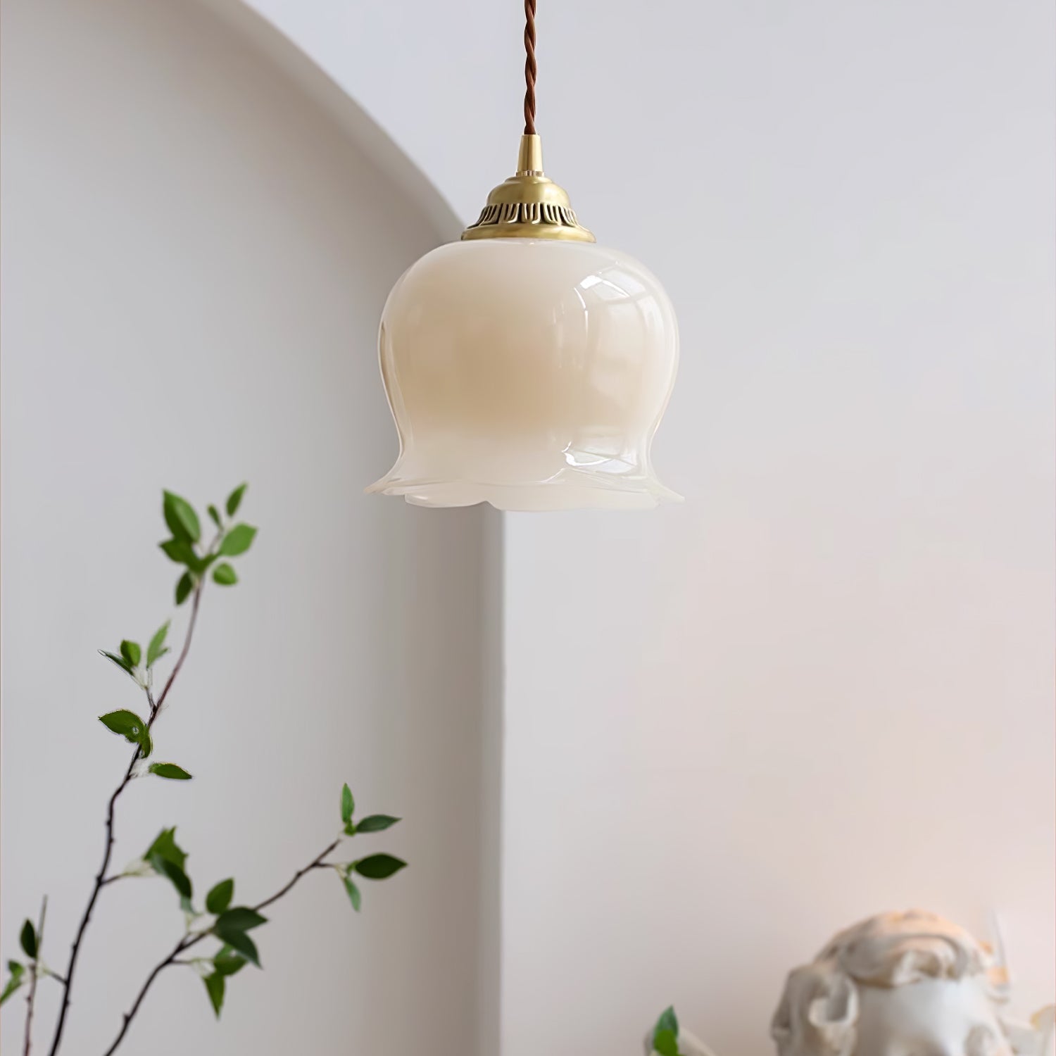 Pendant Lamp Vintage with Flower-Shaped Glass Shade and Brass Fitting