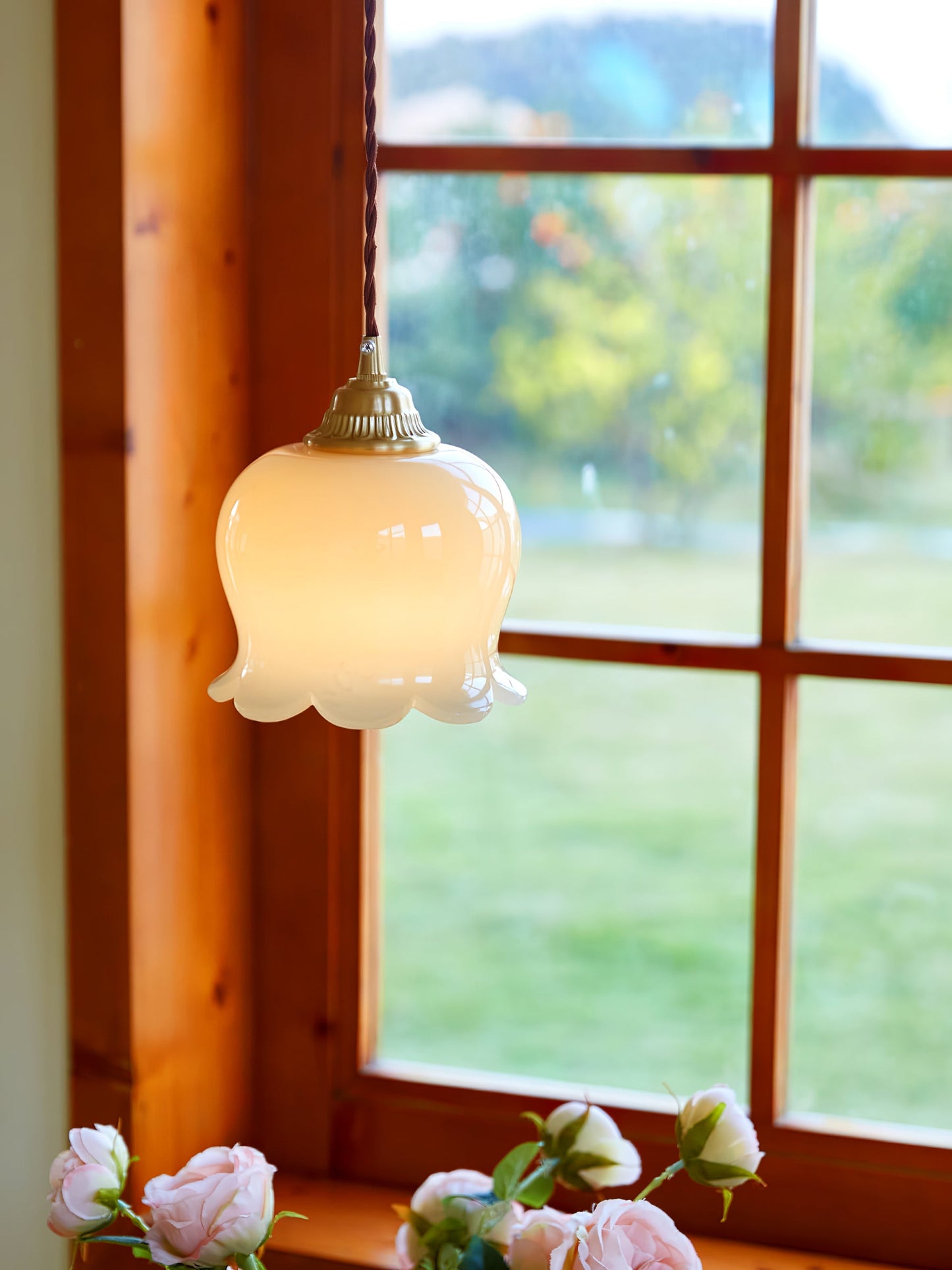 Pendant Lamp Vintage with Flower-Shaped Glass Shade and Brass Fitting