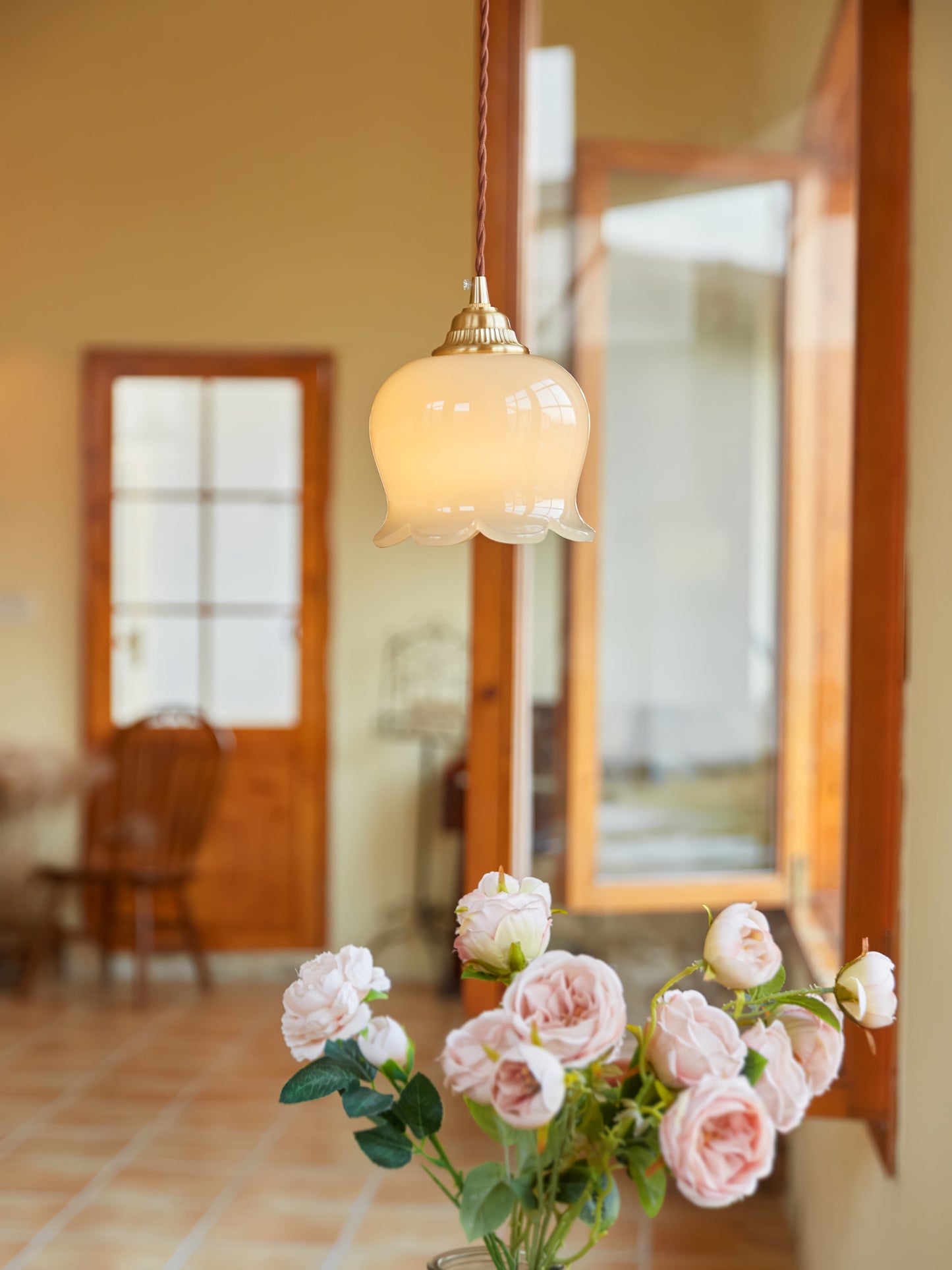Pendant Lamp Vintage with Flower-Shaped Glass Shade and Brass Fitting