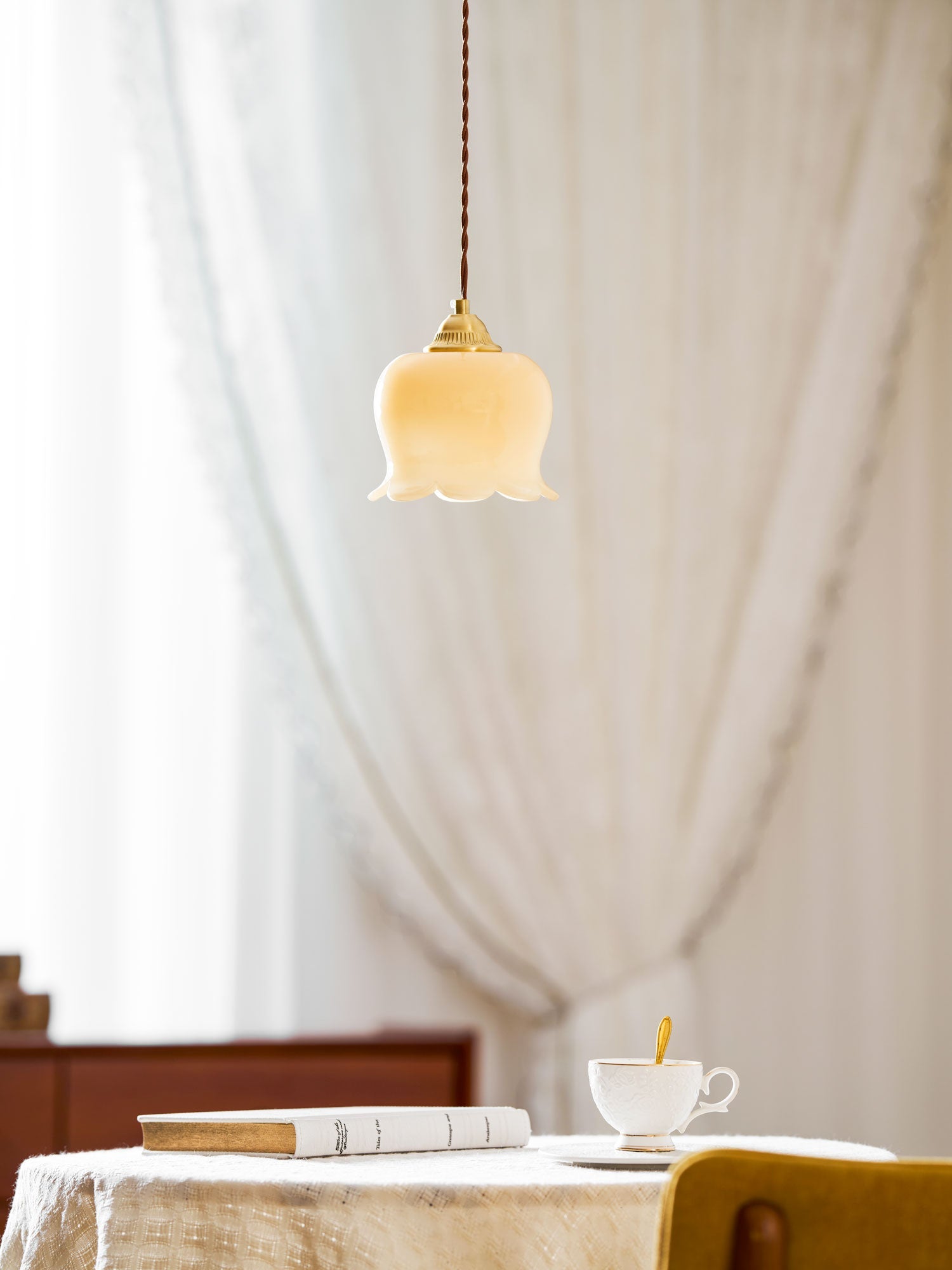 Pendant Lamp Vintage with Flower-Shaped Glass Shade and Brass Fitting