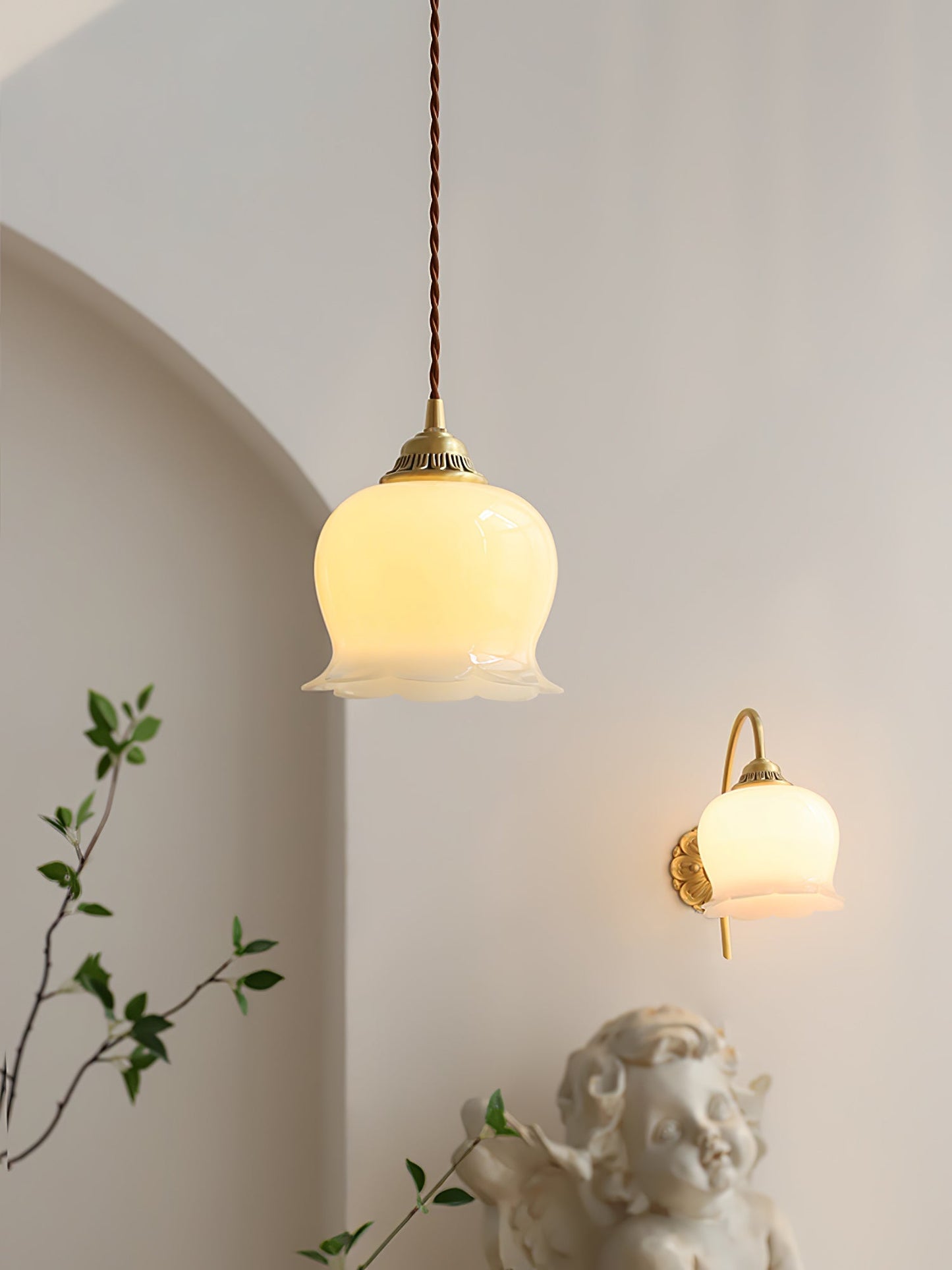 Pendant Lamp Vintage with Flower-Shaped Glass Shade and Brass Fitting