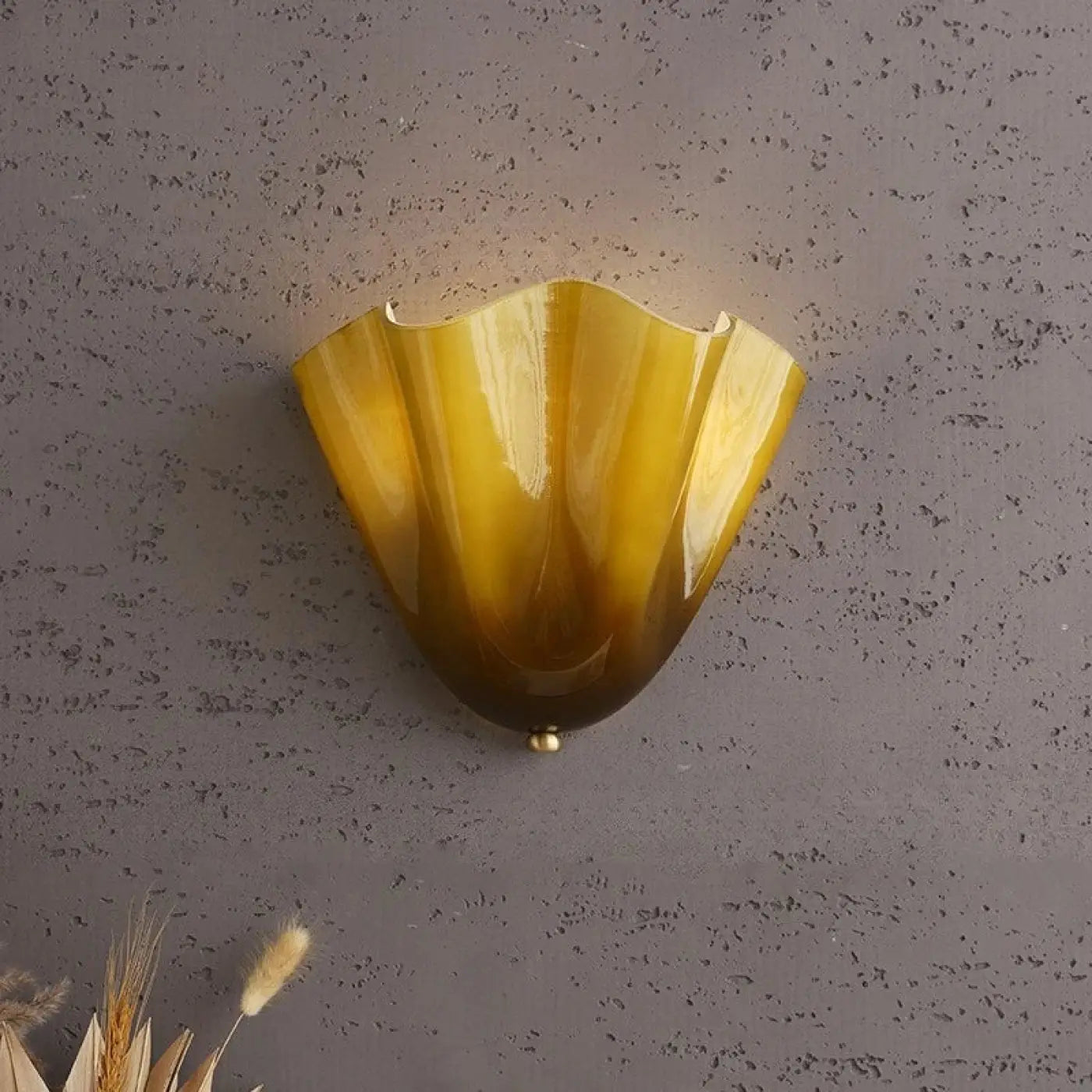 Wall Lamp Art Deco with Shell-Shaped Glass Shade